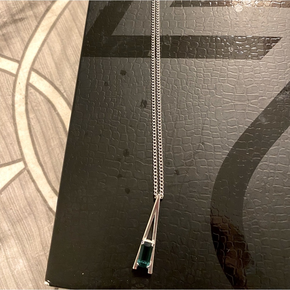 Beautiful emerald green pendant necklace 18in silver chain